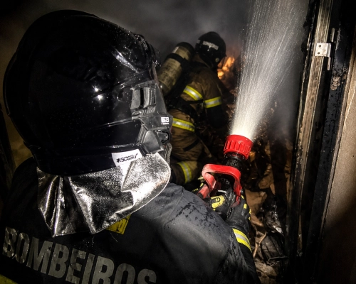 Corpo de Bombeiros combate incêndio em residência na cidade de Poconé